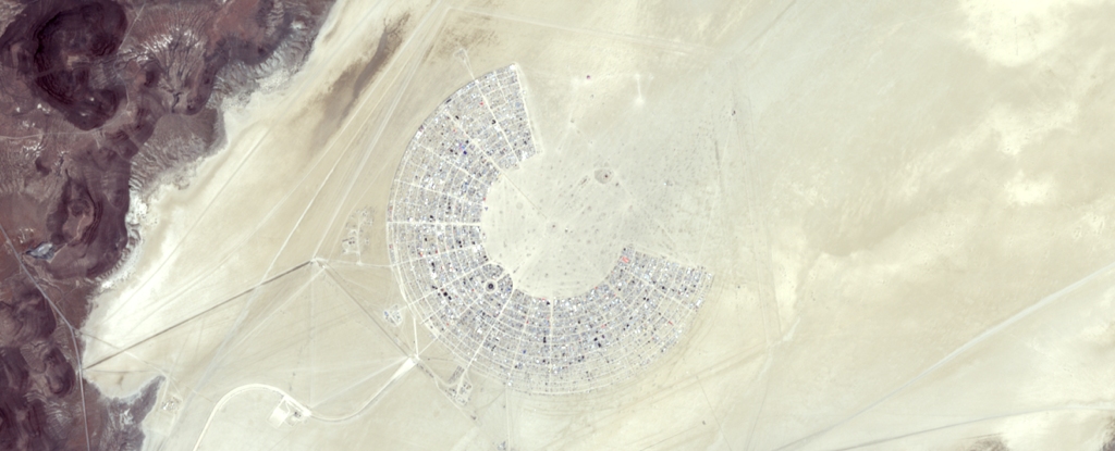 Foto incrível mostra o festival Burning Man visto do espaço: ScienceAlert