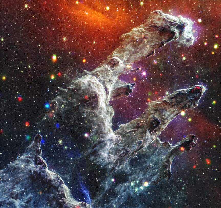 pilares da nebulosa da criação nuvens de poeira em forma de dedo alcançam o espaço laranja escuro e roxo com estrelas multicoloridas preenchendo o fundo