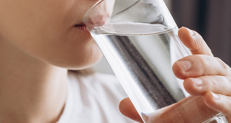 Existe uma maneira surpreendentemente fácil de remover microplásticos da água potável: ScienceAlert