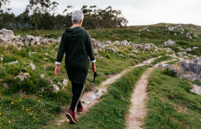 Uma pessoa caminhando ao ar livre