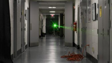 Físicos quebram recorde ao disparar um laser no corredor da universidade: ScienceAlert