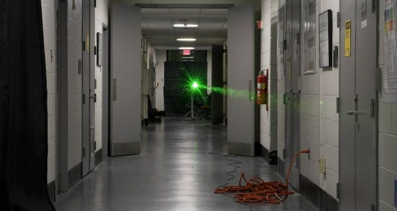 Físicos quebram recorde ao disparar um laser no corredor da universidade: ScienceAlert