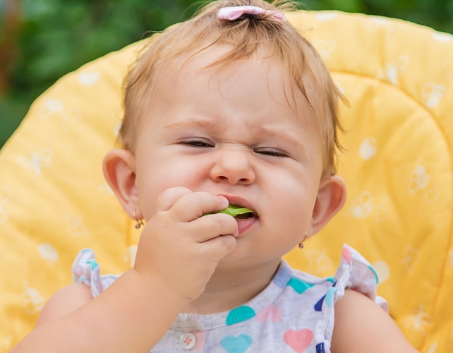 bebê comendo brócolis