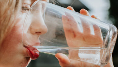 O primeiro estudo desse tipo lista os benefícios para a saúde de beber mais água todos os dias: ScienceAlert