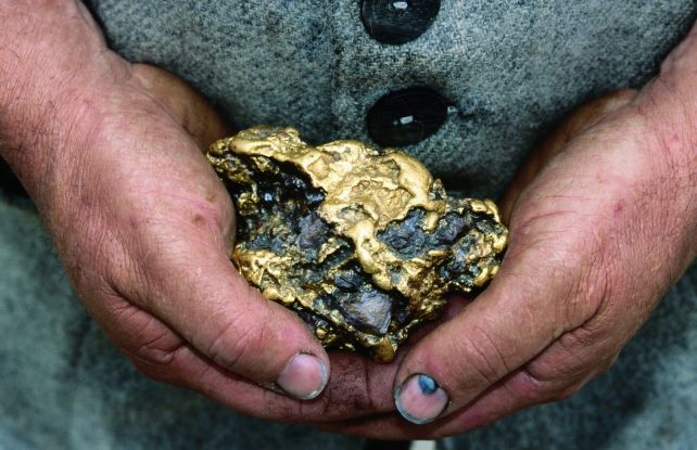 É literalmente necessário fogo e enxofre para expelir ouro das profundezas da Terra