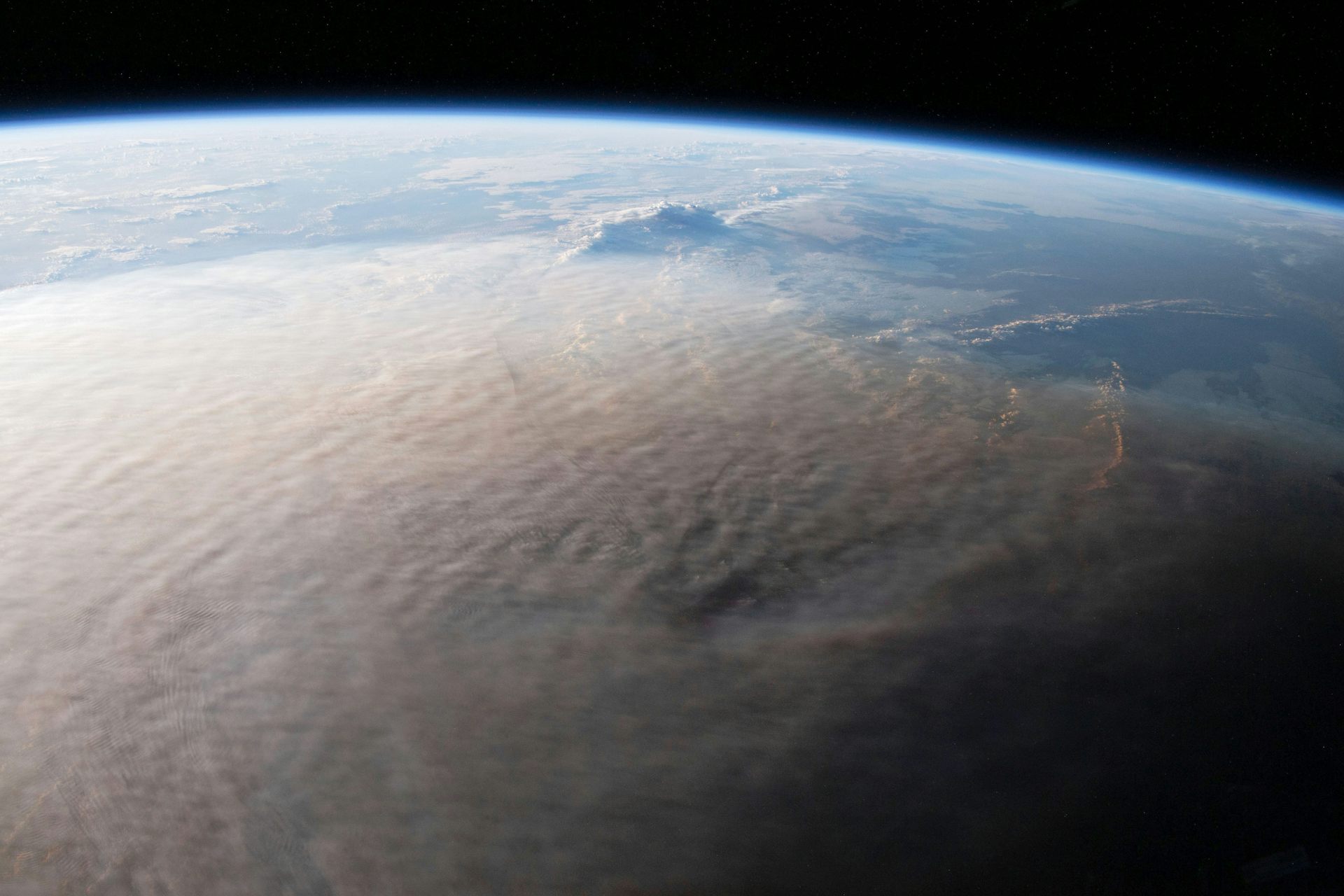 Pluma de cinzas da erupção vista da órbita