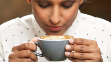 Beber cafeína pode reduzir aglomerados de Alzheimer no cérebro, conclui estudo: ScienceAlert