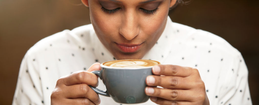 Beber cafeína pode reduzir aglomerados de Alzheimer no cérebro, conclui estudo: ScienceAlert