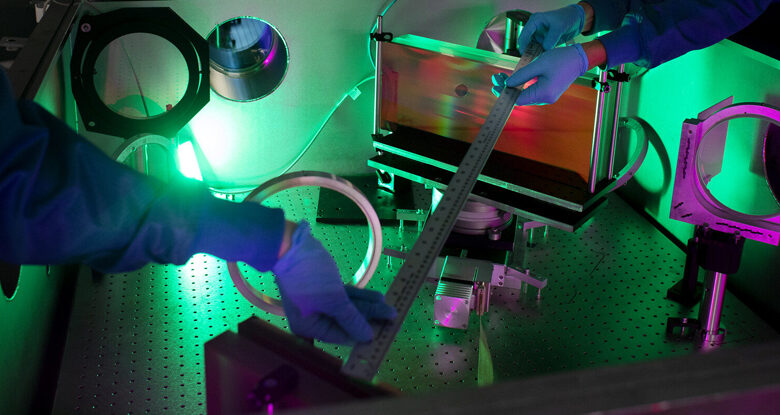 Cientistas estão prestes a disparar o laser mais poderoso dos EUA: ScienceAlert