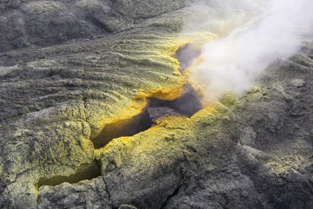 É literalmente necessário fogo e enxofre para expelir ouro das profundezas da Terra