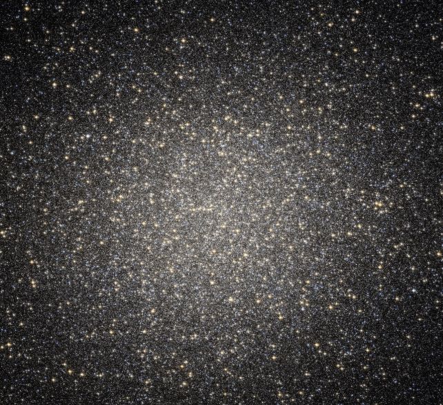 Enxame de buracos negros ocultos descoberto à espreita no coração de um aglomerado de estrelas gigante