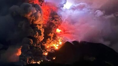 Erupção do vulcão 'Anel de Fogo' na Indonésia gera alerta de tsunami e evacuações: ScienceAlert