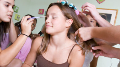 Fragrâncias em produtos de cuidados podem estar desencadeando a puberdade precoce em meninas: ScienceAlert