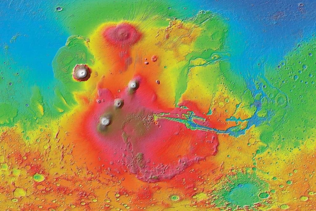 Esta imagem colorida da superfície de Marte foi criada com dados da Mars Reconnaissance Orbiter. A linha de três vulcões é o Tharsis Montes, com o Olympus Mons ao noroeste e o Valles Marineris ao leste. Arsia Mons é o vulcão mais meridional dos três que compõem Tharsis Montes. Imagem: NASA/JPL-Caltech/Universidade Estadual do Arizona