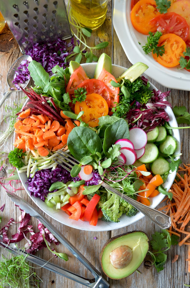 saladeira colorida incluindo vegetais crus como cenoura e rabanete 