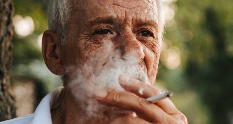 Parar de fumar mesmo aos 75 anos pode aumentar a expectativa de vida, conclui estudo: ScienceAlert