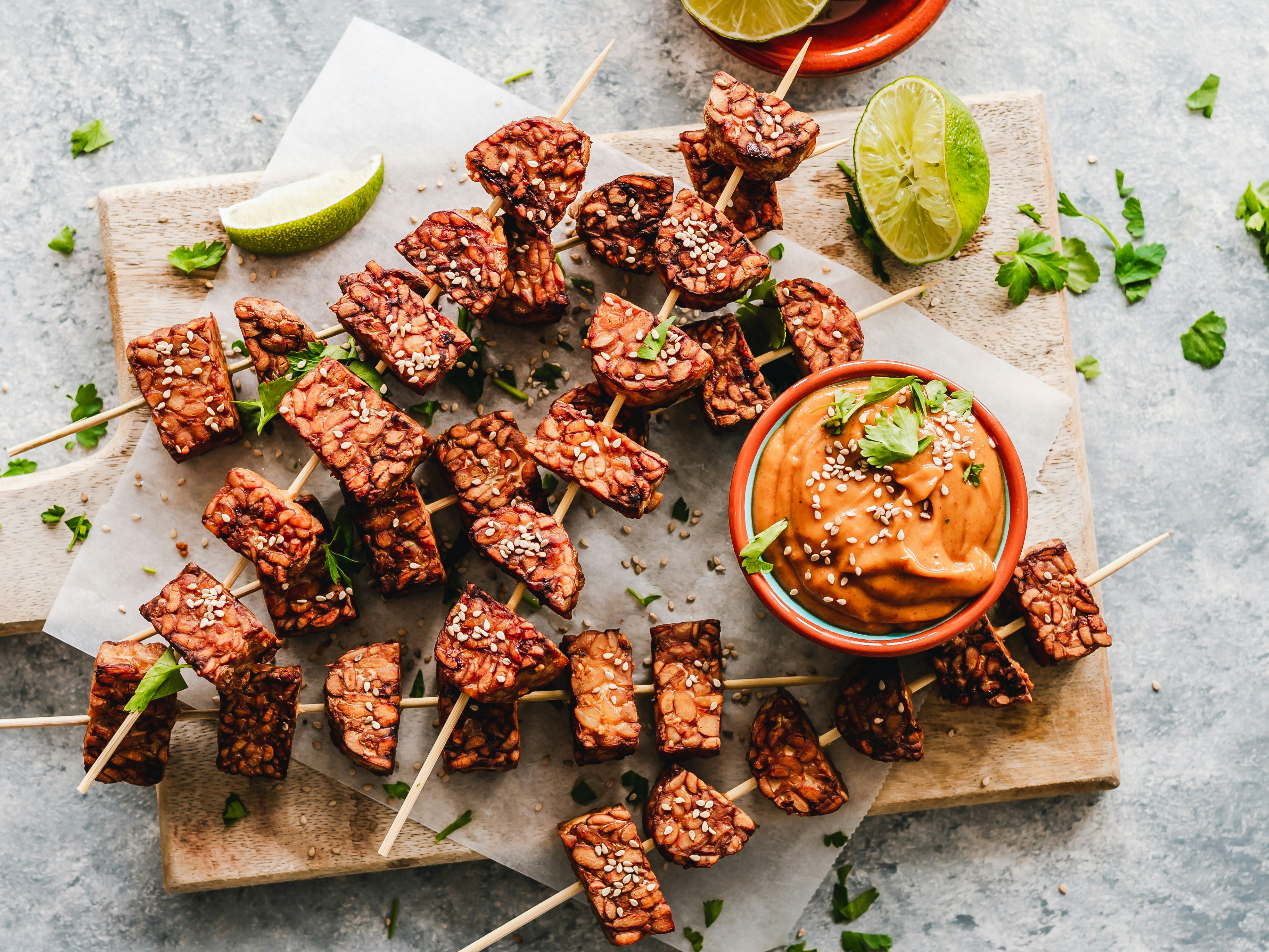 Espetos de tempeh de gergelim de churrasco com molho de amendoim