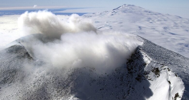 O derretimento do gelo da Antártica pode despertar vulcões ocultos: ScienceAlert