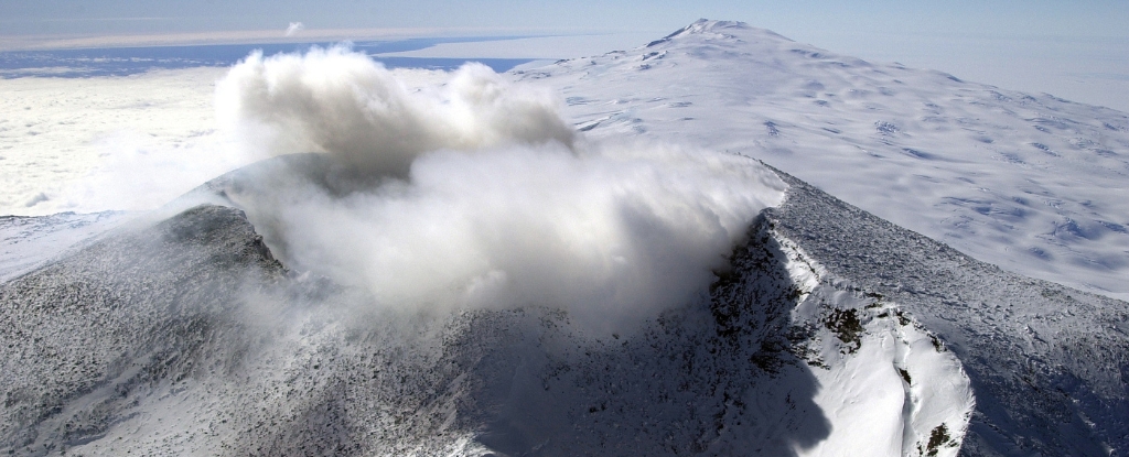 O derretimento do gelo da Antártica pode despertar vulcões ocultos: ScienceAlert