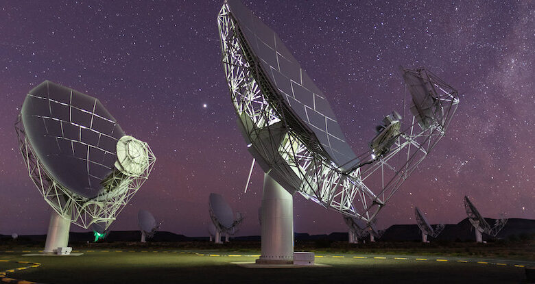 Giant Radio Galaxy poderia manter 30 caminhos leitosos, dizem os astrônomos: Sciencealert