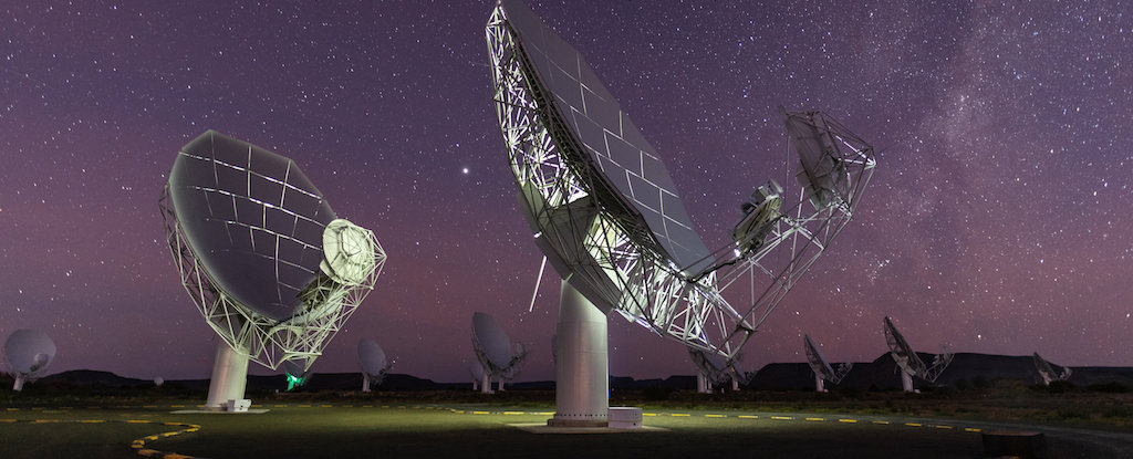 Giant Radio Galaxy poderia manter 30 caminhos leitosos, dizem os astrônomos: Sciencealert