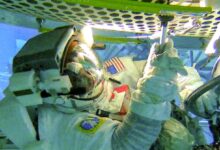 Assista ao vivo como astronautas da NASA coletam amostras de micróbios durante a Spacewalk: Sciencealert