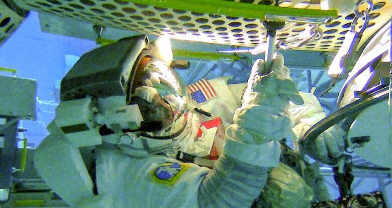 Assista ao vivo como astronautas da NASA coletam amostras de micróbios durante a Spacewalk: Sciencealert