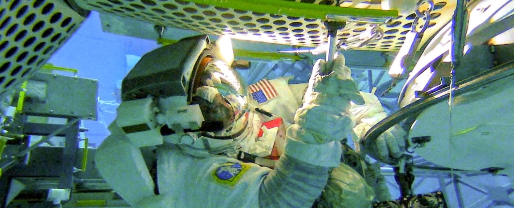 Assista ao vivo como astronautas da NASA coletam amostras de micróbios durante a Spacewalk: Sciencealert