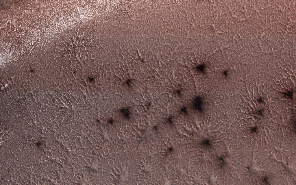 Esta imagem de orbiter de reconhecimento da NASA Mars, adquirida em 13 de maio de 2018, durante o inverno no Polo Sul de Marte, mostra uma tampa de gelo de dióxido de carbono cobrindo a região e quando o sol retorna na primavera, 