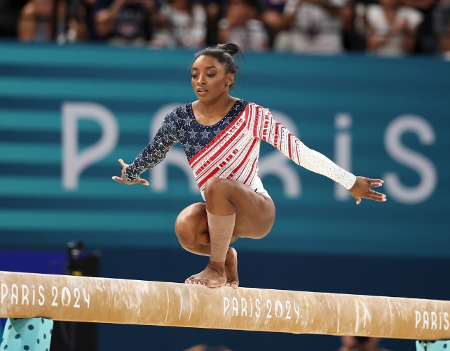 Simone Biles em um feixe de equilíbrio nas Olimpíadas de 2024.