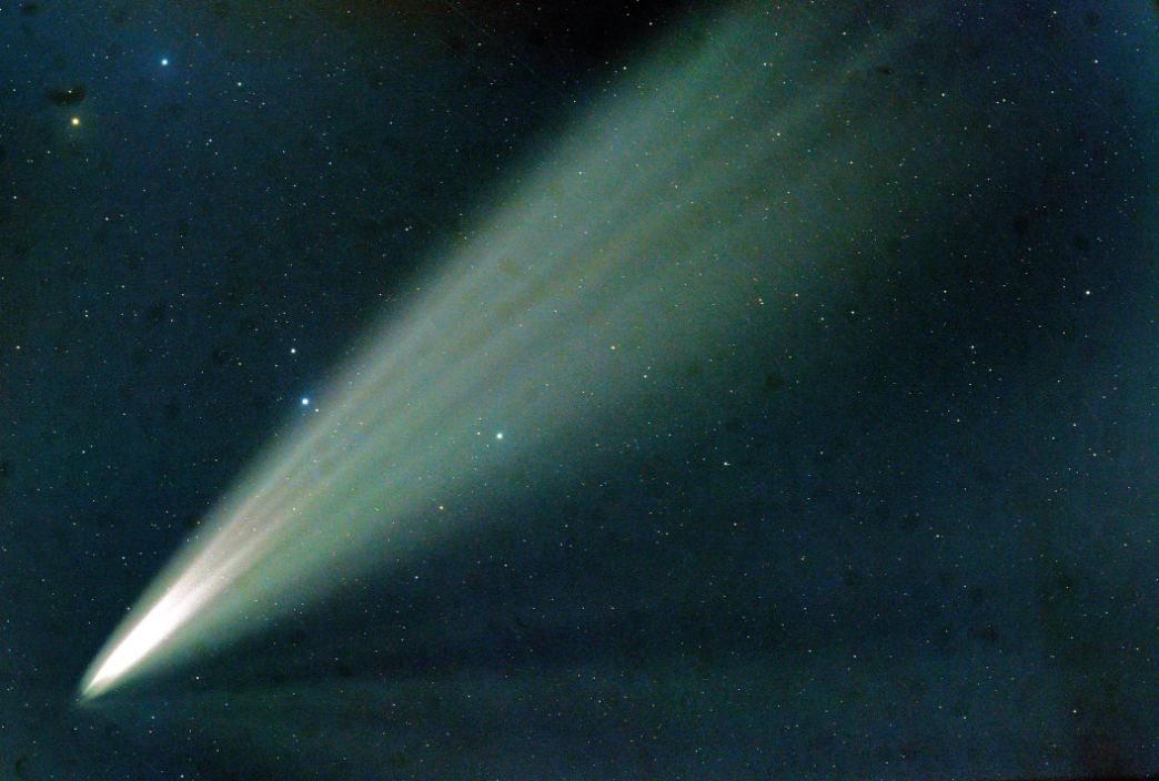 Cometa queimando verde contra o céu noturno azul escuro