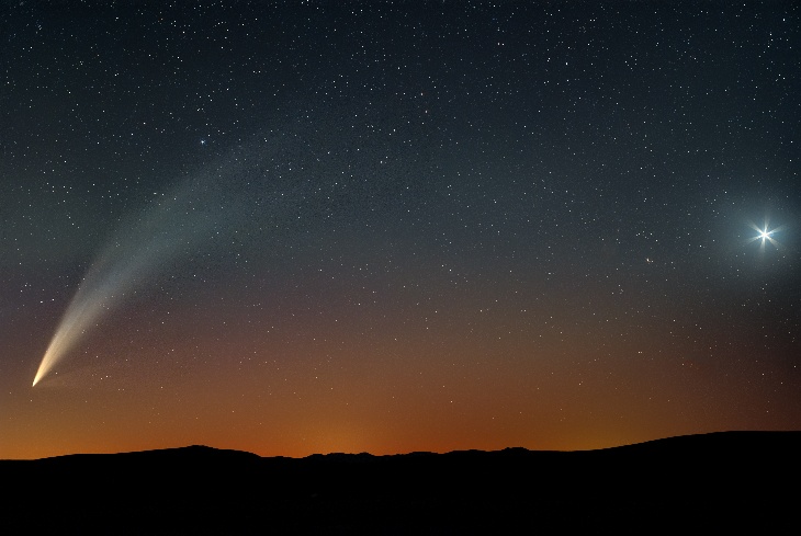 Comet G3 Atlas com Vênus em um céu laranja do crepúsculo