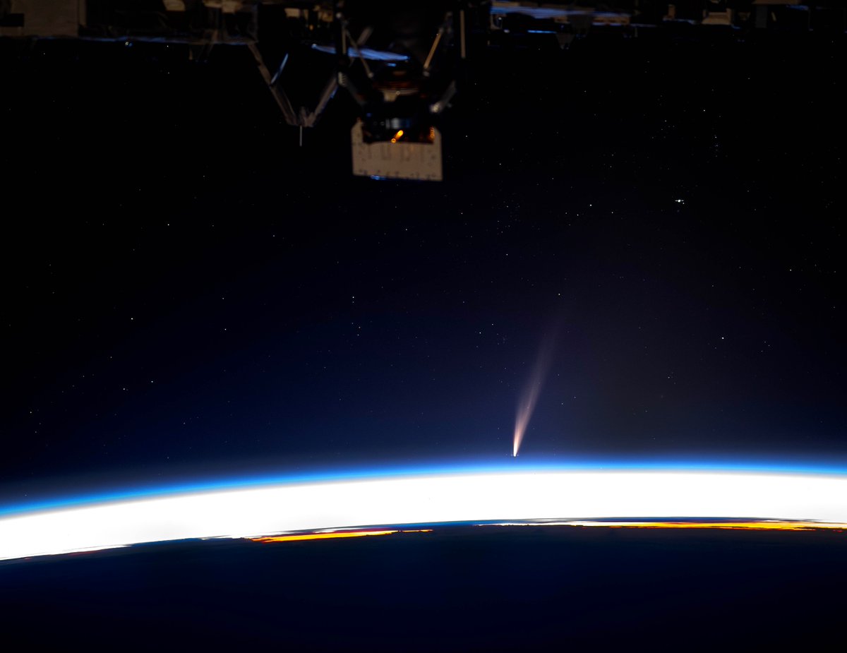 Comet G3 Atlas que se destaca sobre a Terra, como visto no ISS