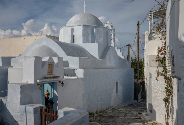 mulher saindo da casa de Amorgos