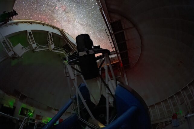 Céu noturno e telescópio
