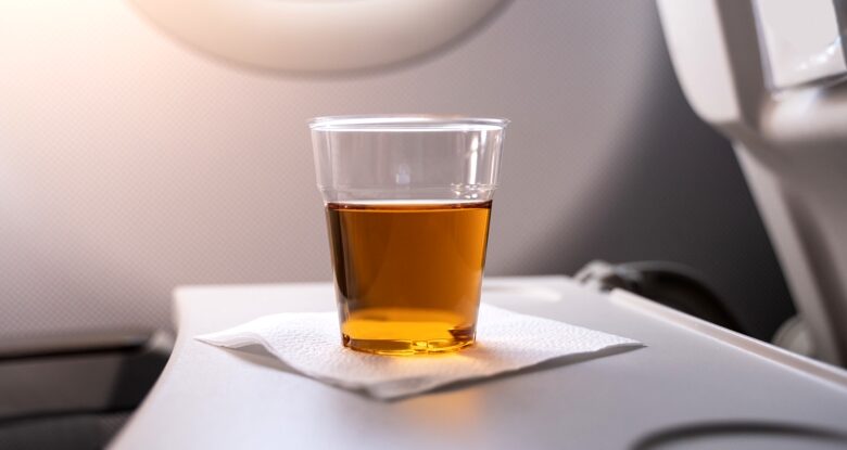 Beber álcool em aviões pode representar um perigo oculto. Aqui está o porquê. : Sciencealert