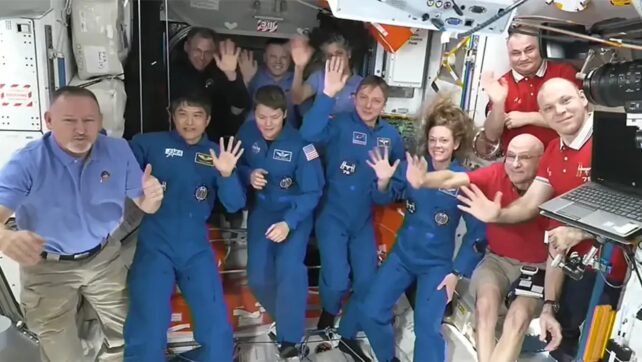 Cenas alegres como astronautas presas da NASA finalmente abraçam a equipe de socorro